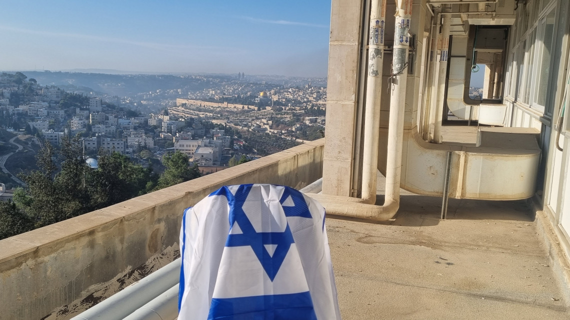 מקשטים את האונברסיטה בדגלי ישראל אוקטובר 2023 