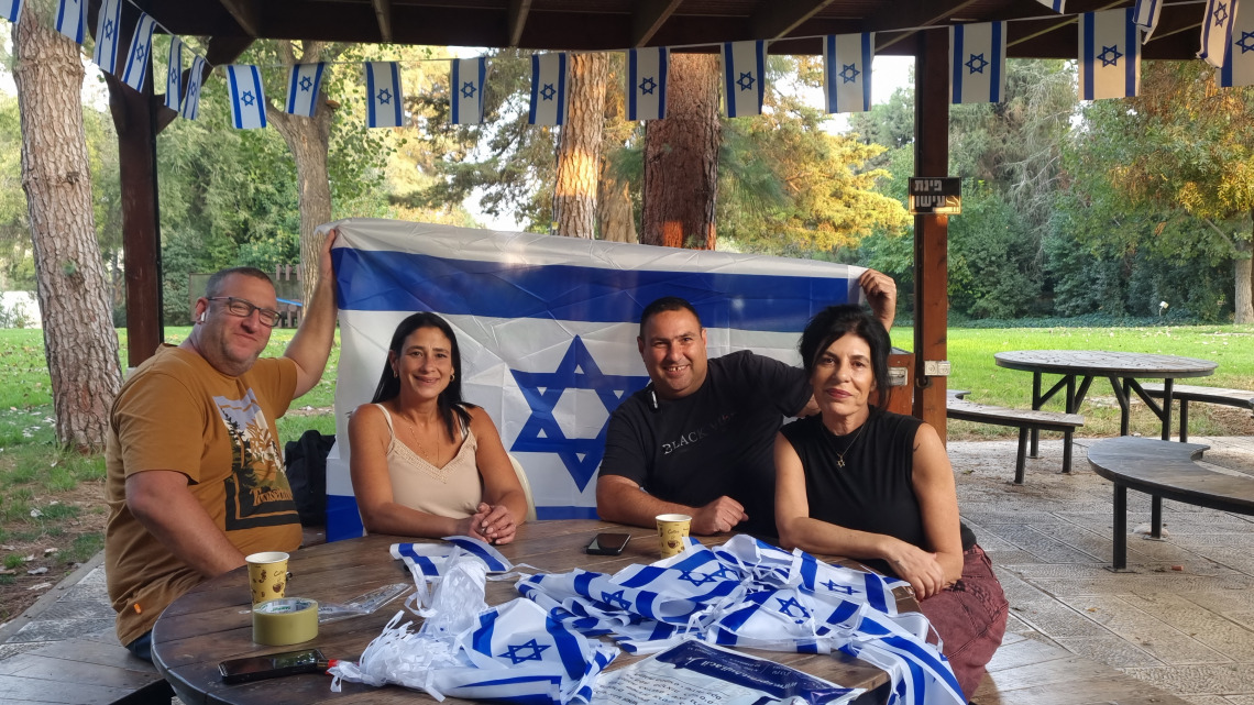 מקשטים את האונברסיטה בדגלי ישראל אוקטובר 2023 