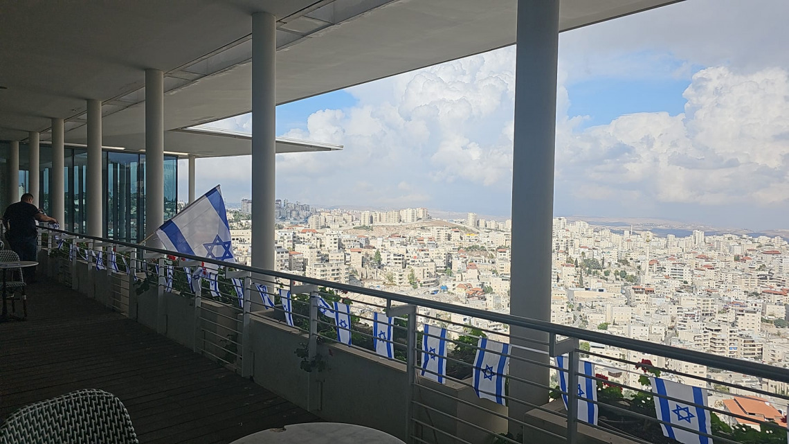 מקשטים את האונברסיטה בדגלי ישראל אוקטובר 2023 